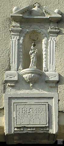 Statuette de la Vierge en façade
