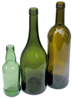 3 bouteilles en verre, de différentes formes et teintes